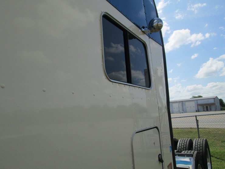 2008-peterbilt-389-image-30