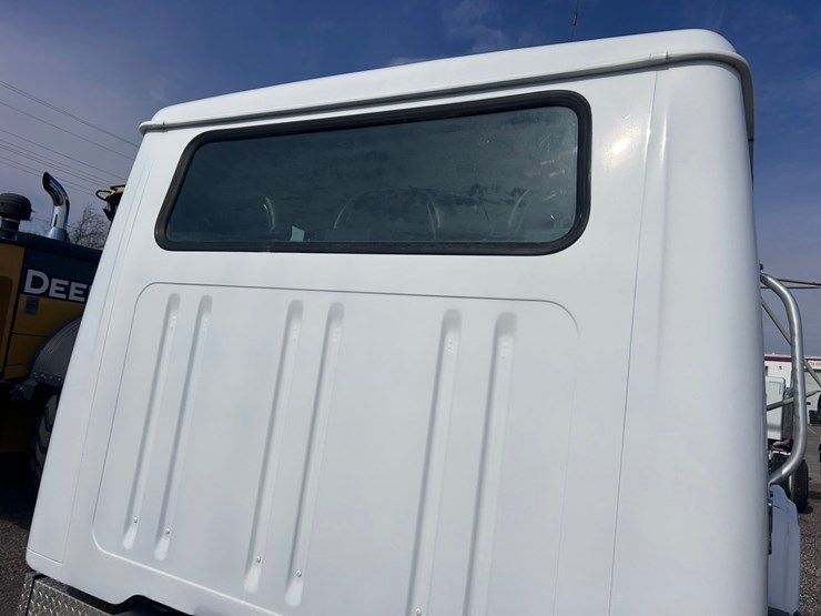 #1008-•-international-cab-and-chassis-image-37