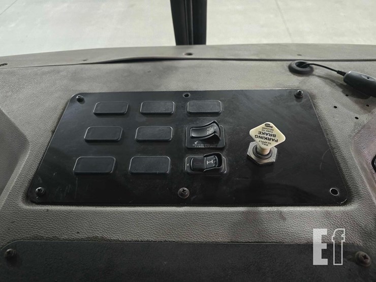 2018-peterbilt-320-image-18