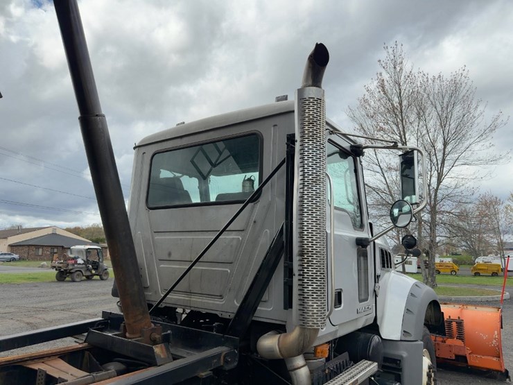 2010-mack-granite-gu713-image-24