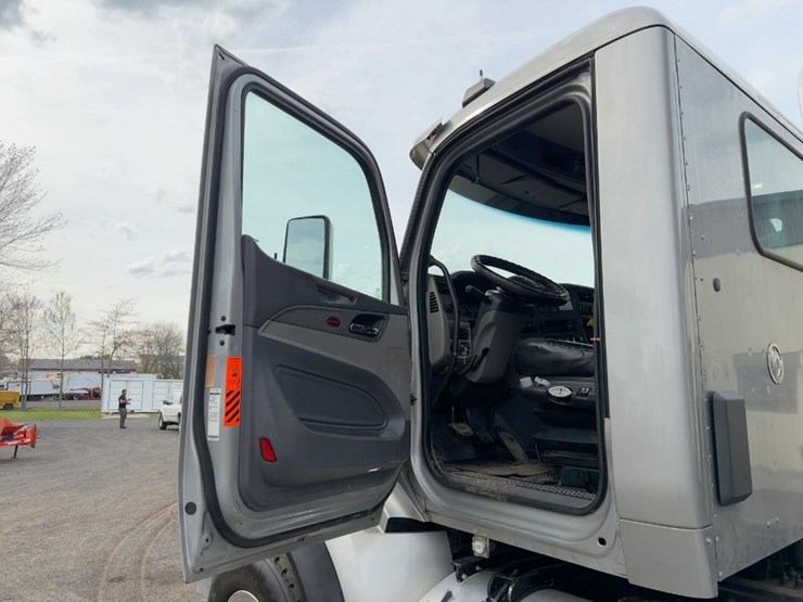 2015-peterbilt-567-image-28