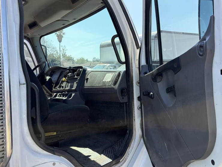 2012-freightliner-m2-106-image-11