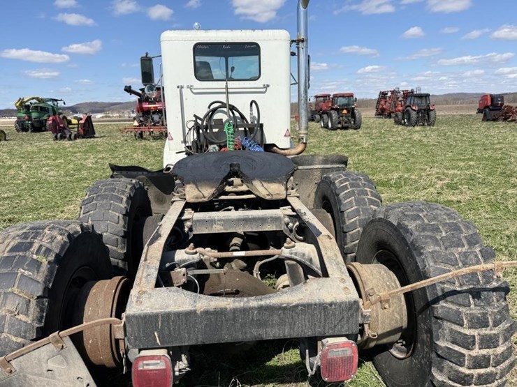 1996-peterbilt-385-image-9