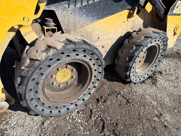 2019-caterpillar-242d-image-11