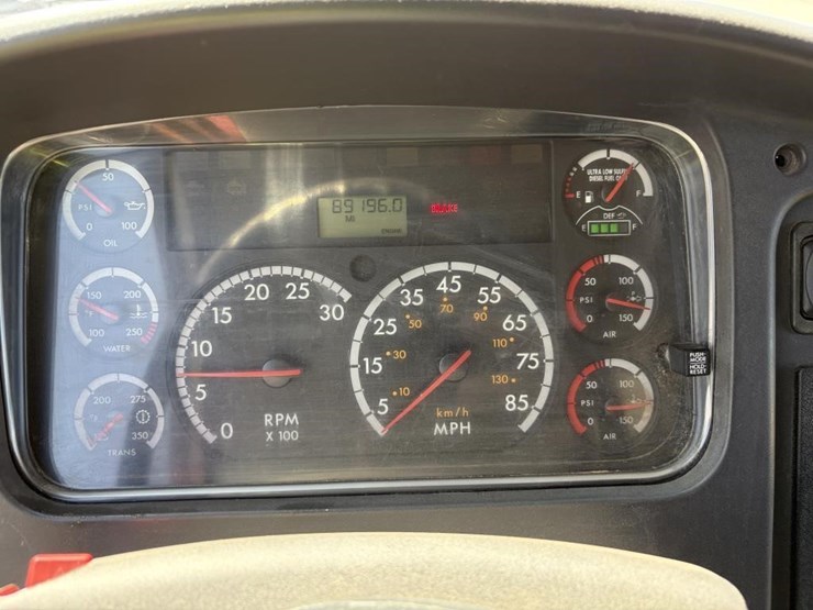 2012-freightliner-m2-106-image-15