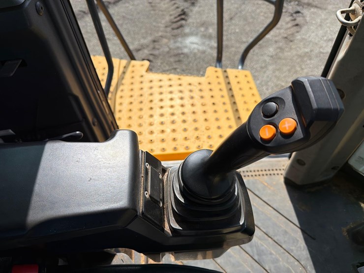 2022-john-deere-844-image-22