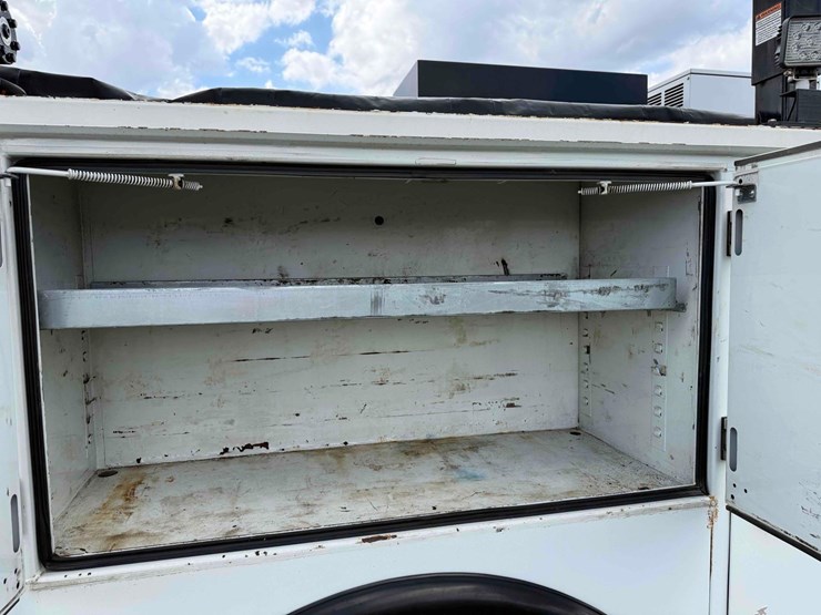 2019-peterbilt-337-image-23