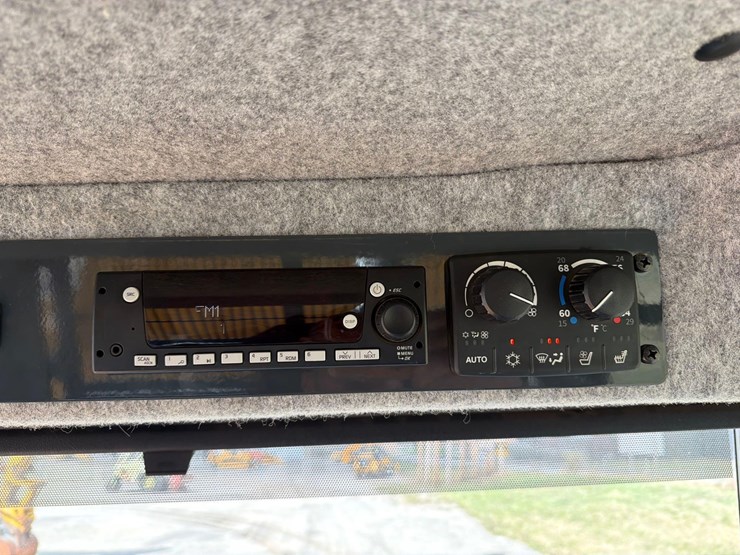 2023-deere-260e-image-19