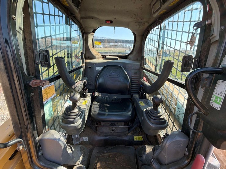 2019-caterpillar-242d-image-17