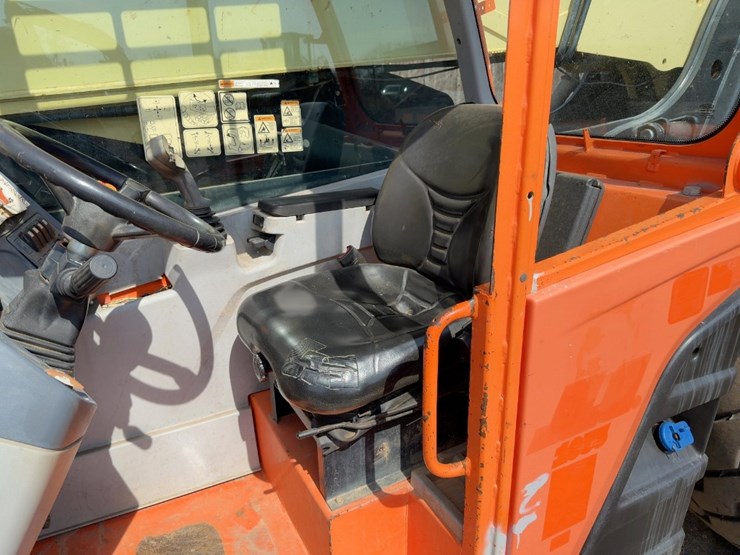 2016-jlg-1055-image-15