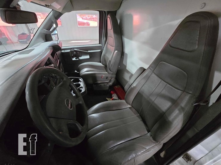 2019-gmc-savana-g1500-image-10