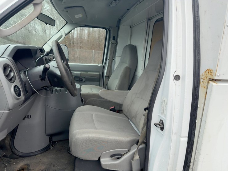 2011-ford-e350-image-17