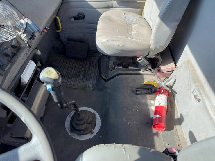 1999-freightliner-fl112-image-23