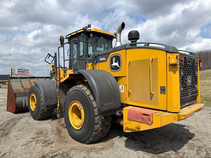 2022-deere-744l-image-6