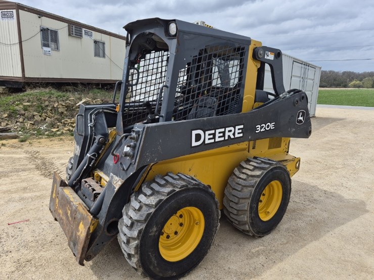deere-320e-image-1