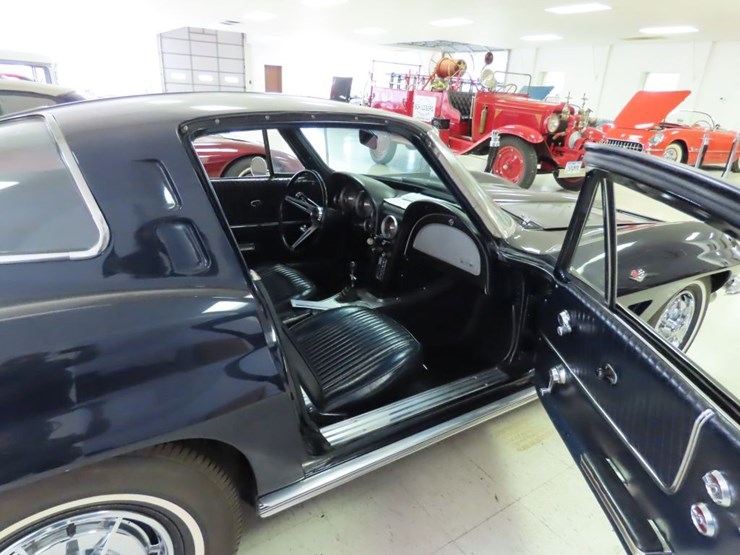 1963-chevrolet-corvette-stingray-split-window-coupe-image-27