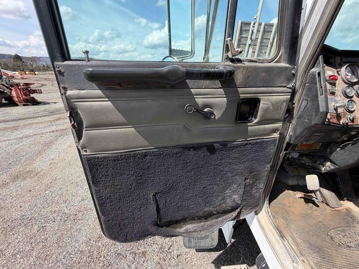 2000-peterbilt-357-image-26