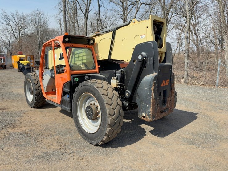 2016-jlg-1055-image-3