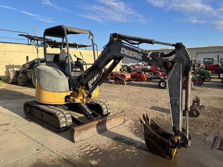 2006-deere-27d-image-2