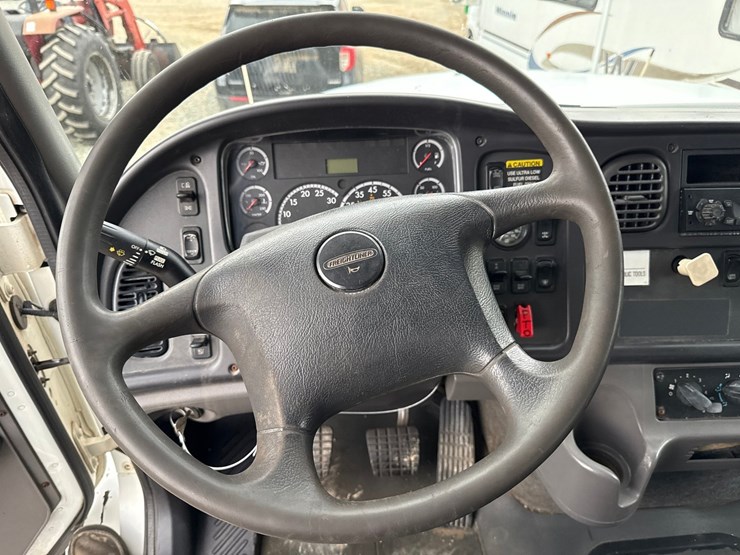 2010-massey-ferguson-8-image-89