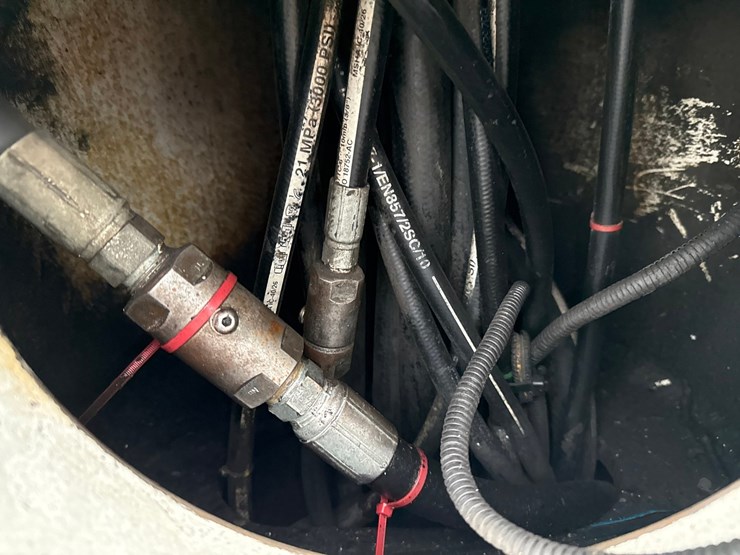 2010-massey-ferguson-8-image-52