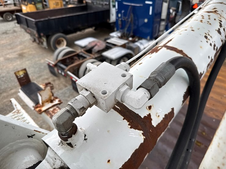 2010-massey-ferguson-8-image-63