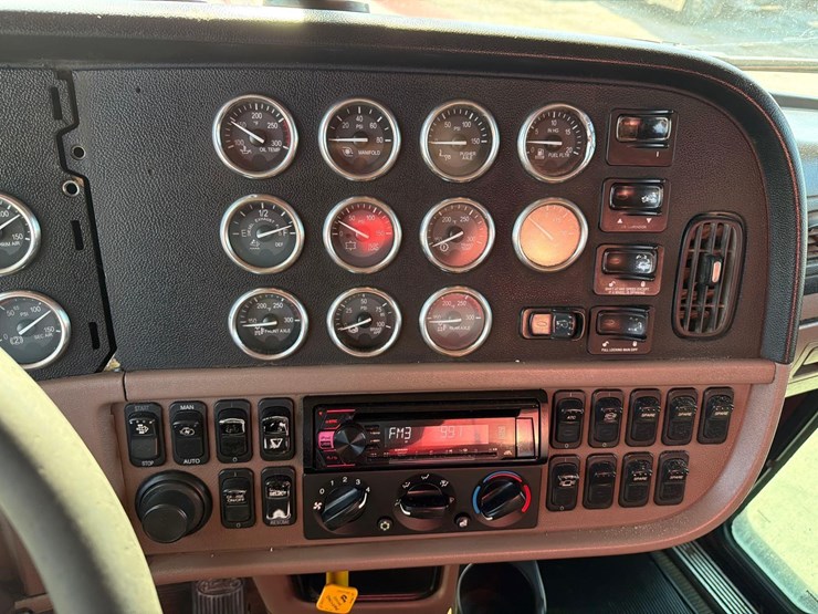 2012-peterbilt-389-image-35