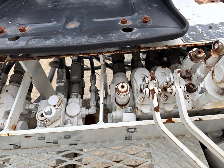 2010-massey-ferguson-8-image-58