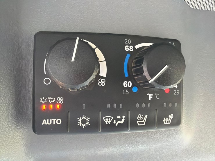 2024-deere-260p-image-21