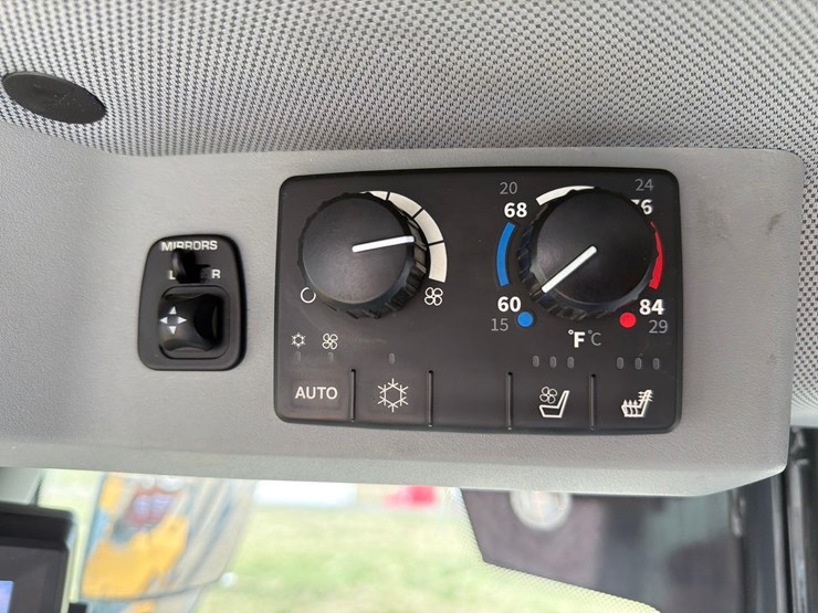 2020-deere-744l-image-24