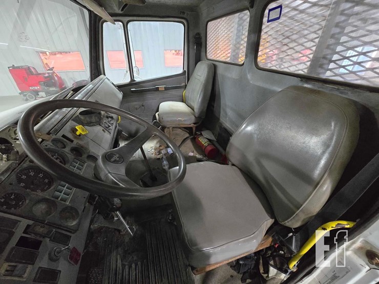 1994-freightliner-fl70-image-9