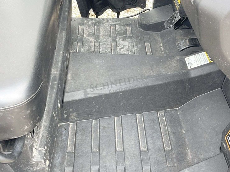 2022-john-deere-gator-image-13