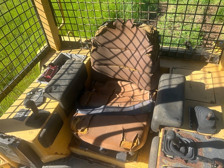 1995-deere-750c-image-6