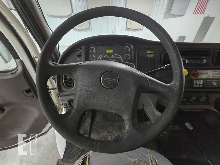 2009-freightliner-business-class-m2-106-image-10