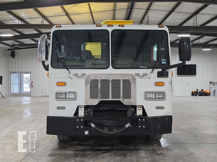 2018-peterbilt-320-image-7