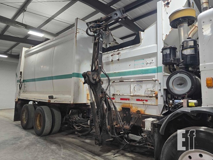 2008-peterbilt-320-image-20