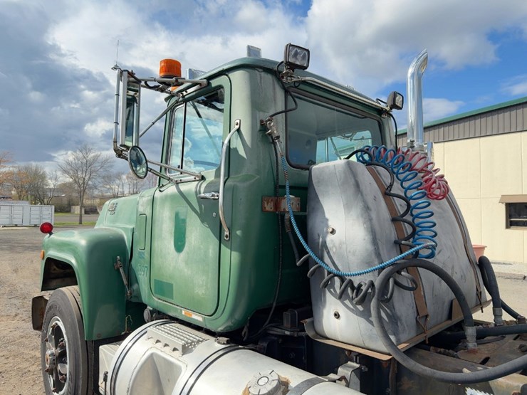 1990-mack-rd688s-image-23
