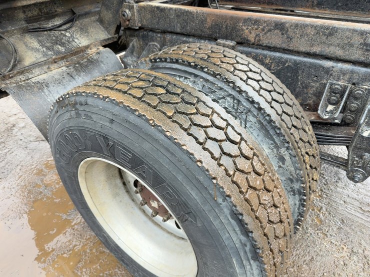 2005-kenworth-t300-image-20