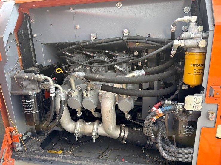 2020-hitachi-zx200-image-19