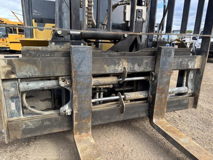 2015-yale-gdp80-forklift-image-11