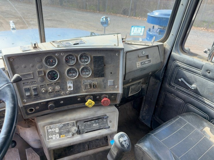 1998-mack-rd690s-image-33