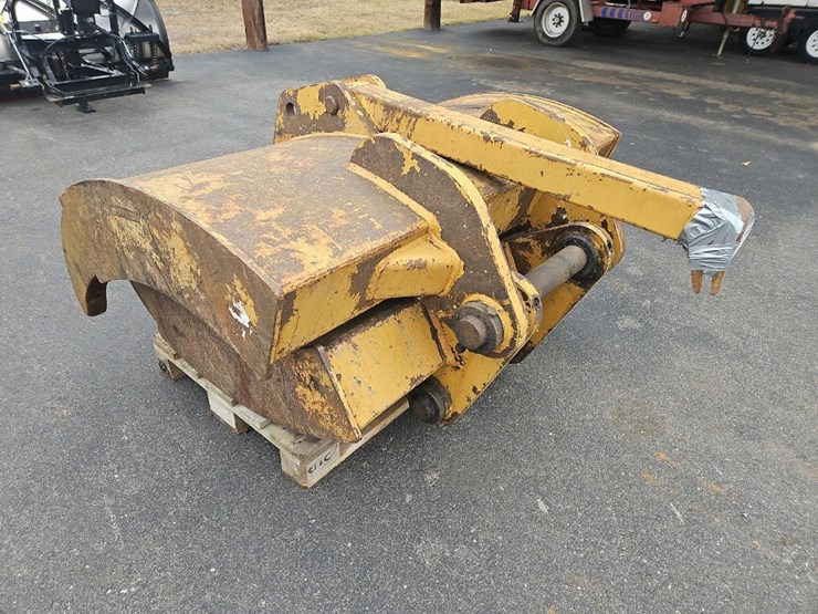 caterpillar-320-image-3