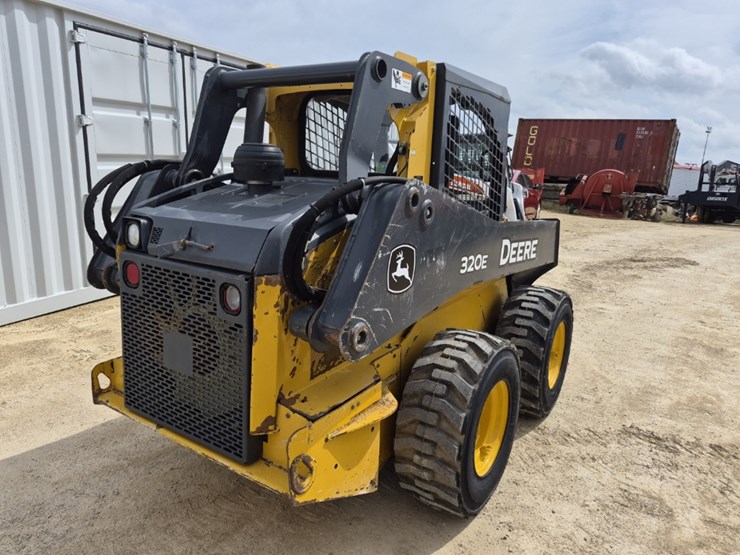 deere-320e-image-8