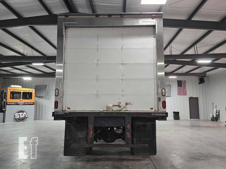 2009-freightliner-business-class-m2-106-image-8