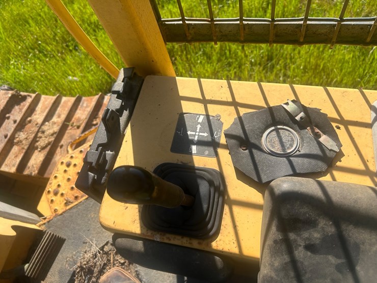 1995-deere-750c-image-10