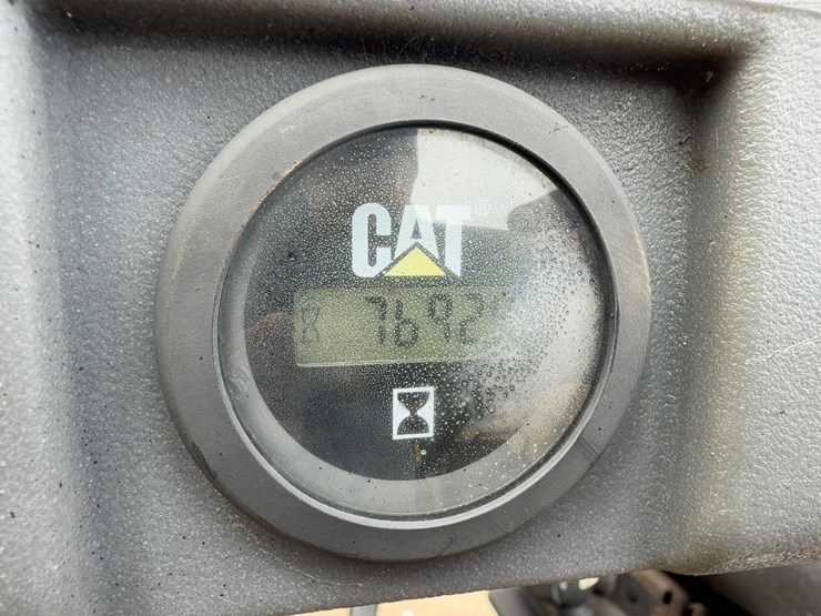 2013-caterpillar-ap-1055e-image-38