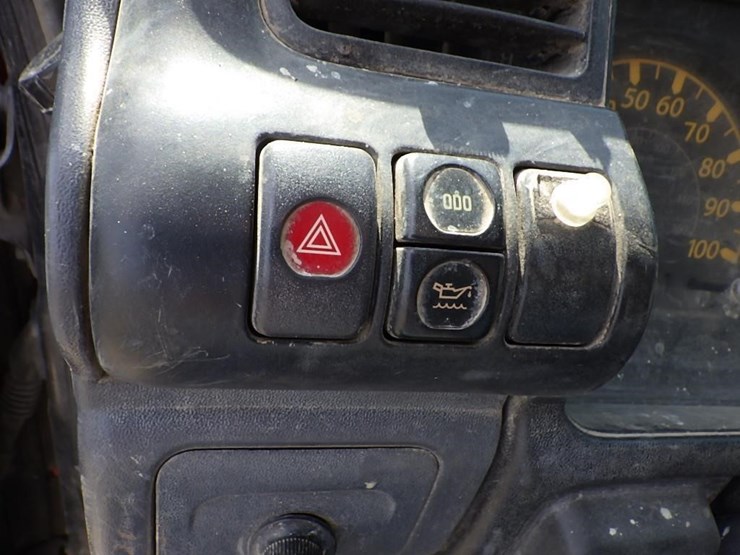 2007-isuzu-nqr-image-28