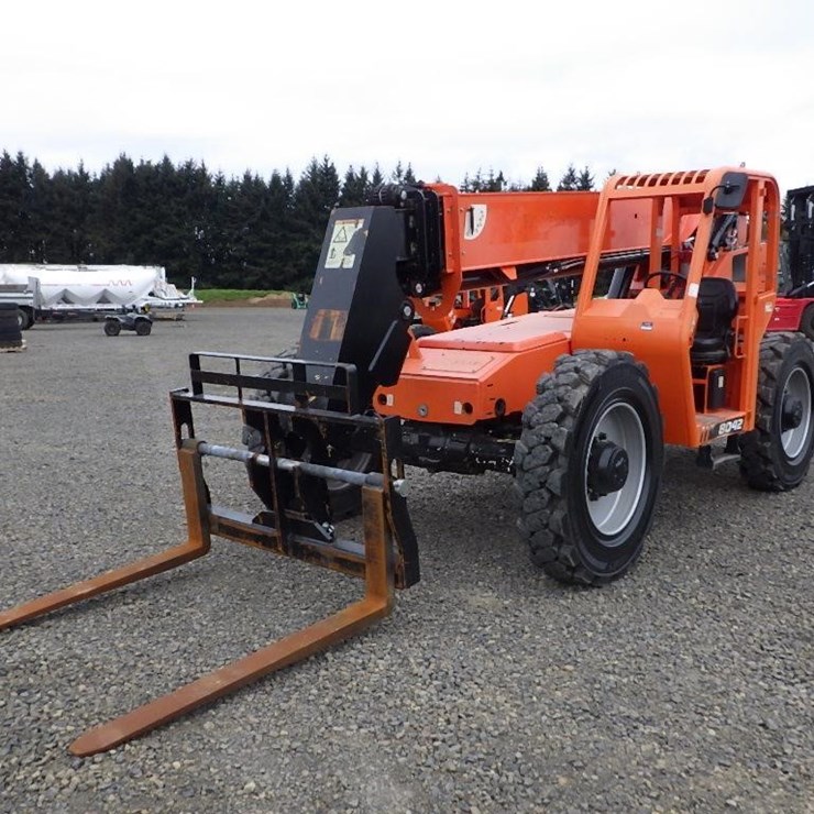 2018 JLG 8042
