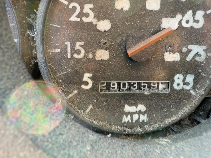 1999-freightliner-fl112-image-26