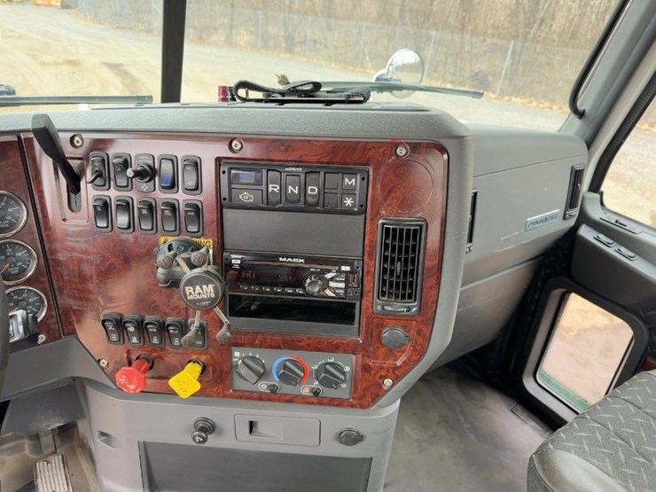 2018-mack-pinnacle-cxu613-image-27